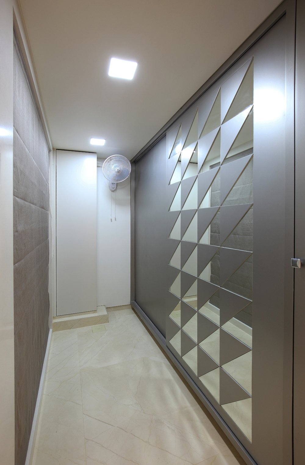 8 - WALK IN WARDROBE 1